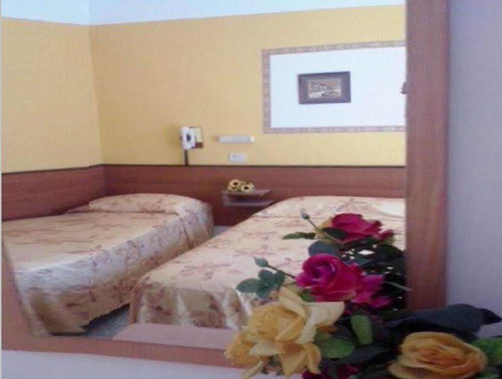 Hotel Arno Misano Adriatico Zewnętrze zdjęcie